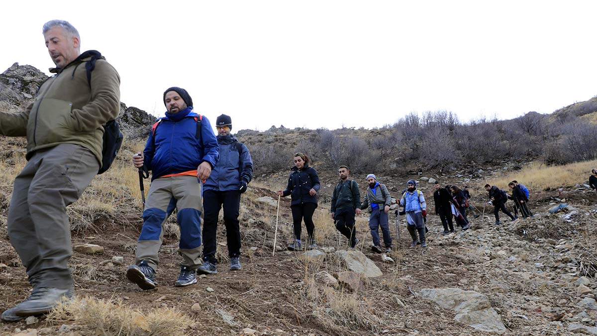Efkar Dağı'nın zirvesine çıkıp, Şemdinli'yi izlediler