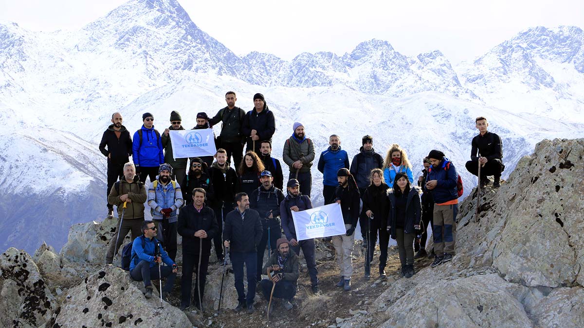 Efkar Dağı'nın zirvesine çıkıp, Şemdinli'yi izlediler