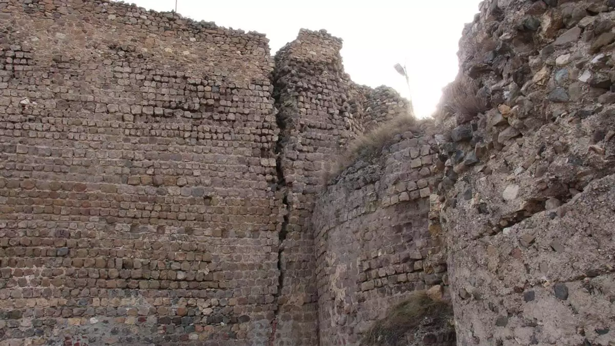 Urartular tarafından inşa edilen oltu kalesi'nde dev yarıklar oluştu. Erzurum'un oltu ilçesinde urartular tarafından yapılan kale yıkılma tehlikesiyle karşı karşıya.