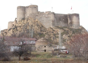 Oltu Kalesi'nde dev yarıklar oluştu