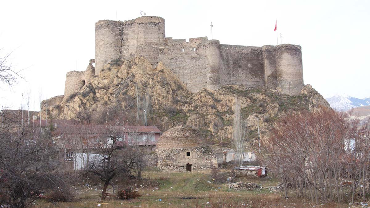 Oltu Kalesi'nde dev yarıklar oluştu
