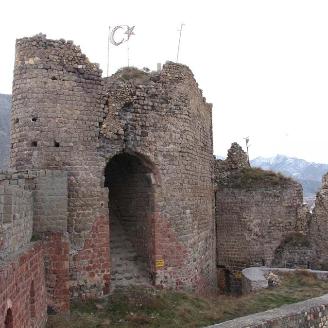 Oltu Kalesi'nde dev yarıklar oluştu