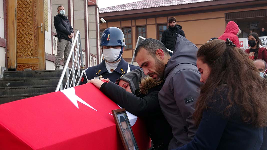 Erzincan'ın Kemah İlçe Jandarma Komutanlığında, görevi başında yaşamını yitiren Jandarma Uzman Çavuş Emre Karadağ son yolculuğuna uğurlandı.