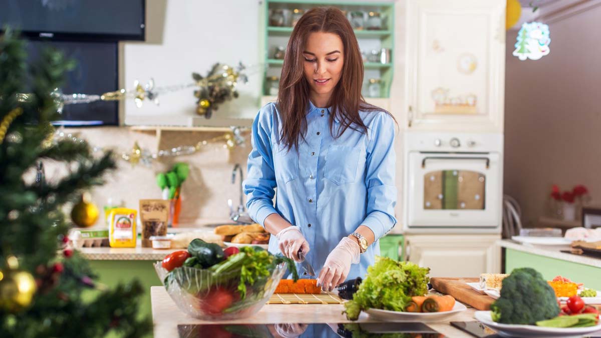 erin insanları büyük sofralarda buluştururken, yapılacak doğru seçimlerle sağlıklı beslenmeye devam etmenin mümkün olabildiğini söyleyen Uzman Diyetisyen ve Uzman Klinik Psikolog Merve Öz, özellikle içinde bulunduğumuz şu günlerde doğru ve sağlıklı beslenmenin bağışıklık sistemimiz için önemine dikkat çekti.