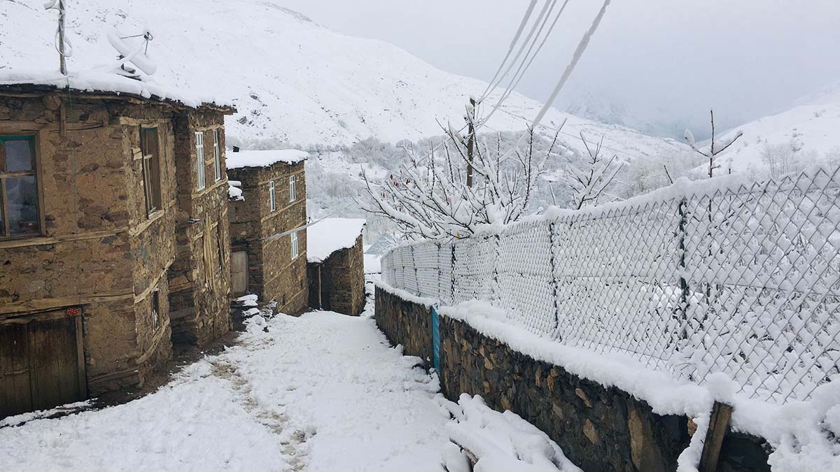 Van'ın Bahçesaray ilçesinde etkili olan yağışla yüksek kesimlerde kar kalınlığı, 10 santimetreye ulaştı. Kent genelinde 83 yerleşim yerine ulaşım sağlanamıyor.
