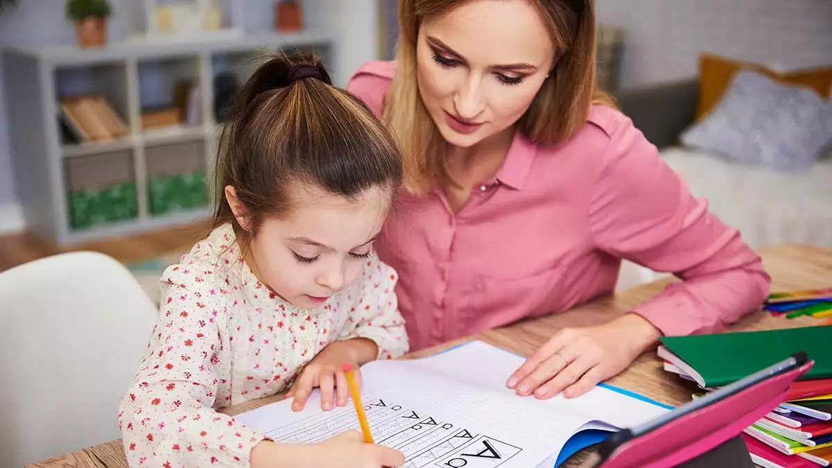 Young woman helping girl with homework - yazarlar - haberton