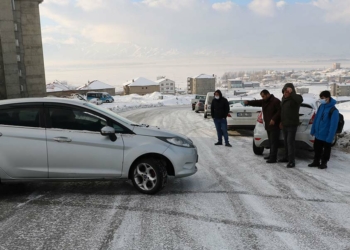 Buzlanan yollarda sürücüler zor anlar yaşadı