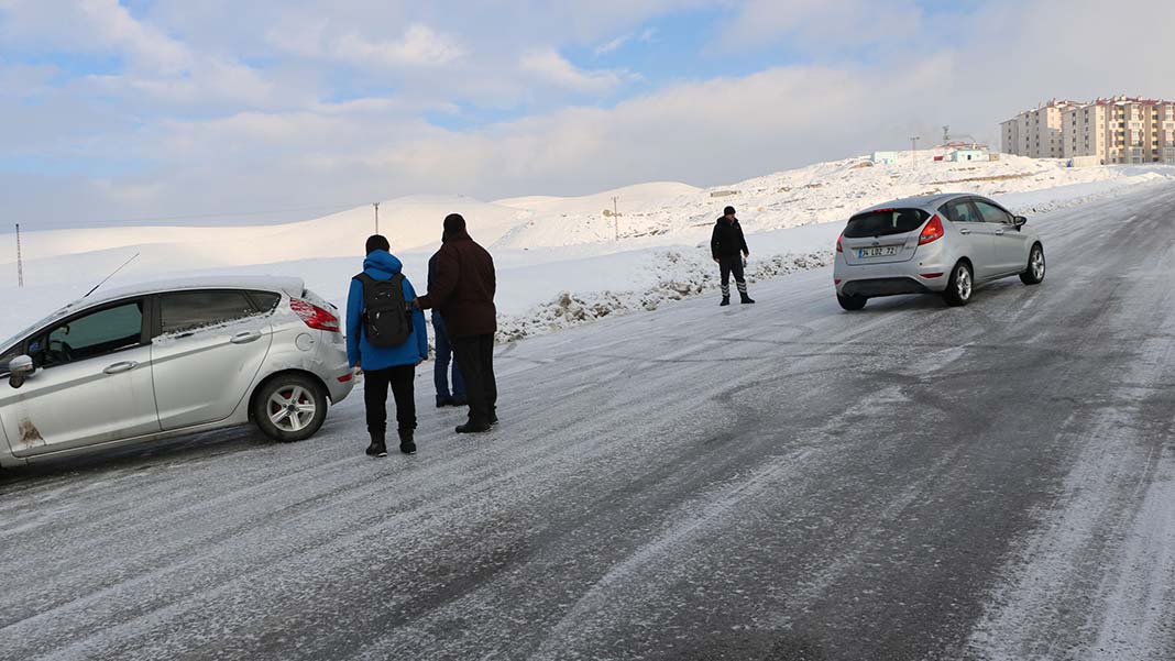 Buzlanan yollarda sürücüler zor anlar yaşadı