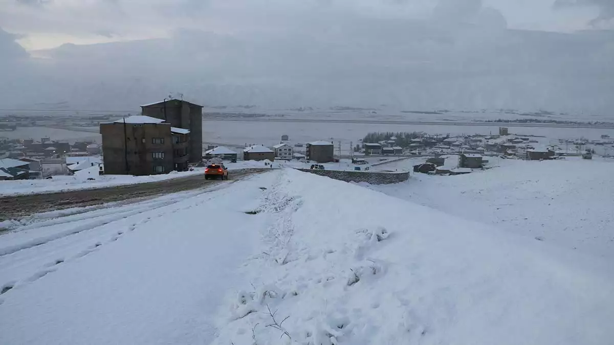 Yüksekova'da kar yağışı; 10 köy yolu kapandı