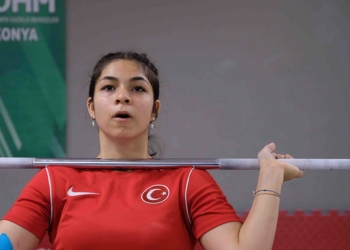 Yüzme kursuna kayıt için gitti, halter şampiyonu oldu