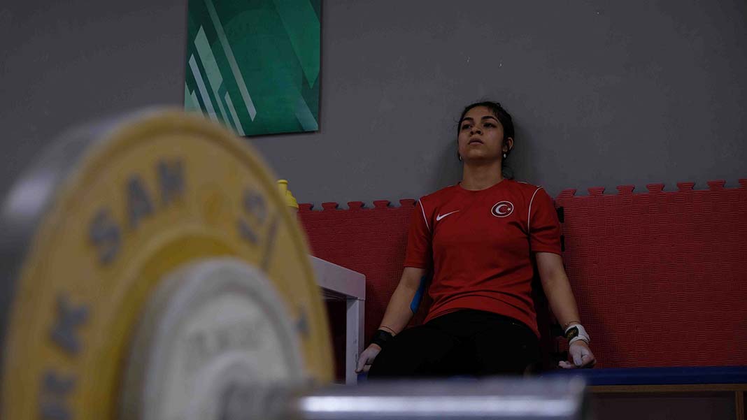 Yüzme kursuna kayıt için gitti, halter şampiyonu oldu