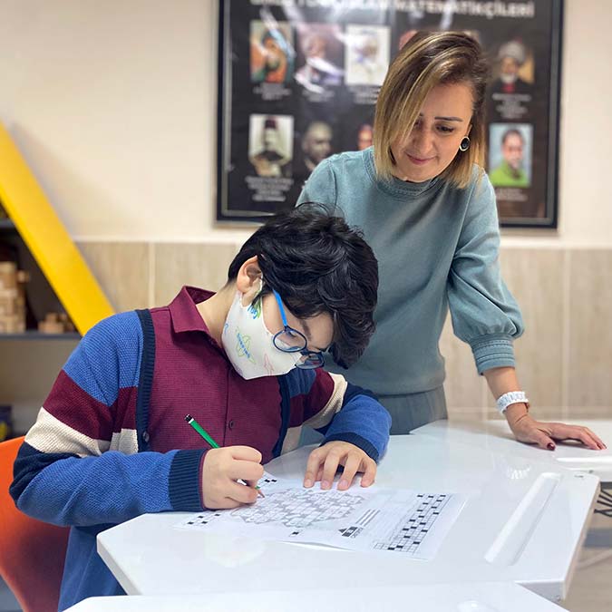 Osmaniye’den 5-6'ncı sınıf kategorisinde katılan Şehit Veli Demiryürek Bilim ve Sanat Merkezi 5'inci sınıf öğrencisi Ali Erdem matematikte dünya birincisi oldu.