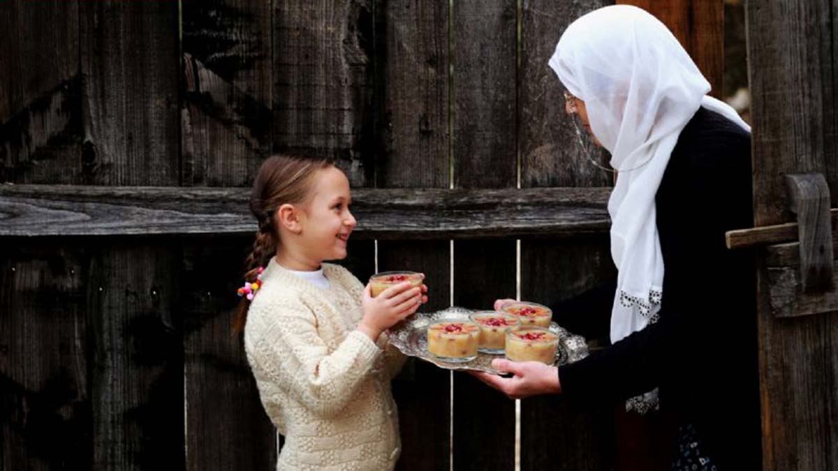 Eskiye özlem... Eski samimiyet kalmadı, Eskiden dizilerimiz vardı bizden olan bizi yansıtan sabahları uyanılırdı kahvaltı yapılırdı tüm aile sonra çocuklar babalarını öper işe gönderirlerdi, anne ev hanımıydı veya annede işe giderdi.