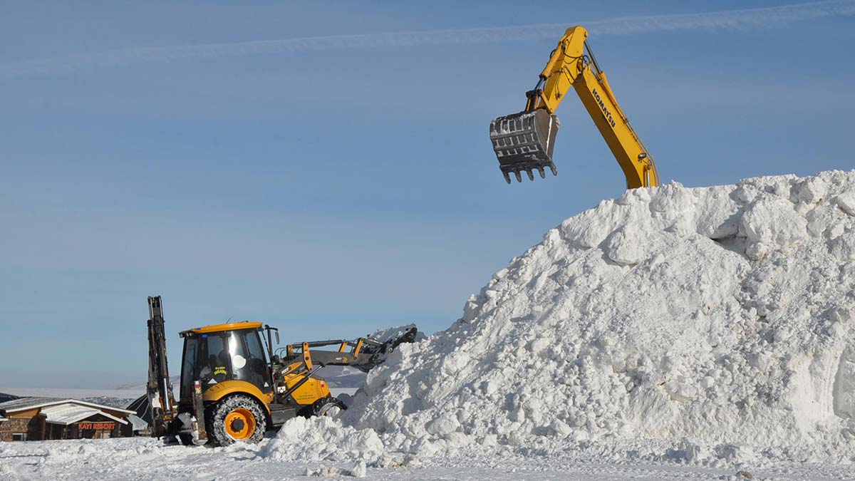 Kars'ta Sarıkamış Harekatı'nın 107. yılı anma etkinlikleri kapsamında sergilenecek heykellerin yapımı için kamyonlarla kar taşındı.