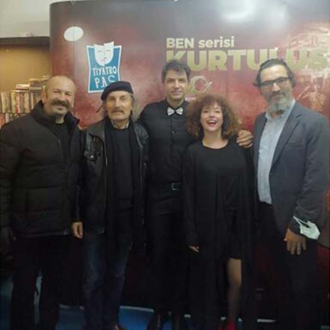 Mehmet Emrah Hamşioğlu "Ben Kazım Karabekir"'in oyuncusu, Mehmet Dağıstanlı oyunun yazarı, Murat Batikan Avcı tiyatro pas sahibi, oyuncu.