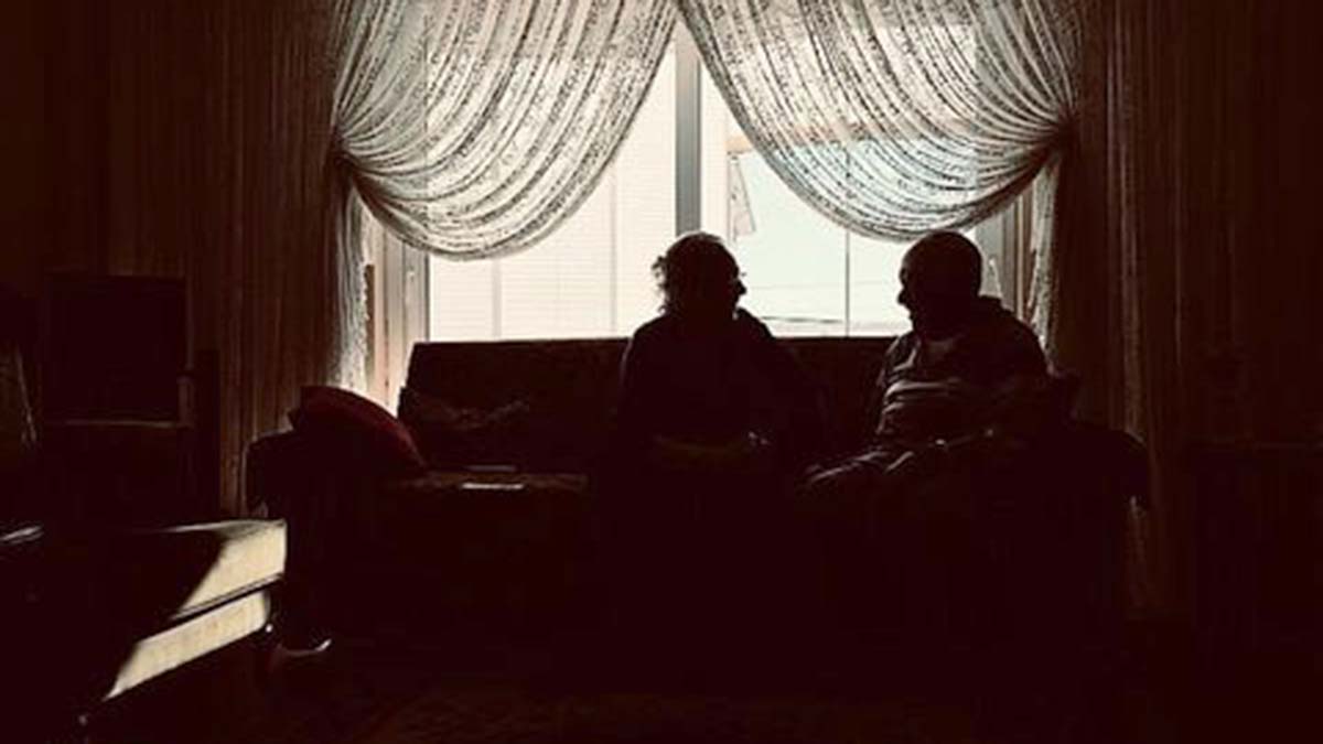 Unutursanız fısıldayan insanlar biriktirin