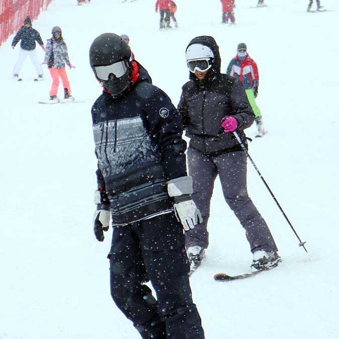 Kış turizminin gözde mekanlarından Palandöken yeni yılın ilk hafta sonu, Türkiye'den ve yurt dışından yerli ve yabancı turistleri ağırladı.