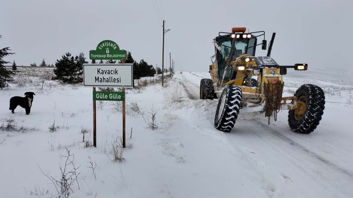 Eskişehir'de 24 saat kar küreme ve tuzlama çalışması