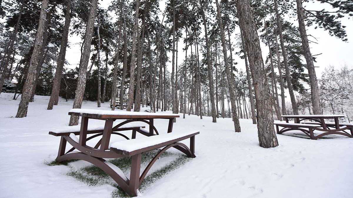 Ankara’da 4 gündür etkisini sürdüren kar yağışı sonrasında Çubuk-1 Barajı kartpostallık manzaralara sahne oldu.