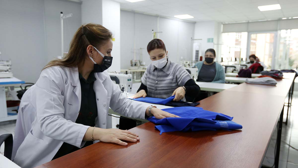 Yenimahalle Belediyesi iş kıyafetlerini kendi üretiyor