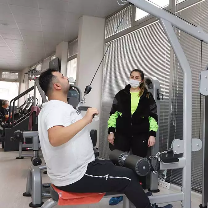 Geçtiğimiz hafta kış dönemi için kayıtların açıldığı eskişehir büyükşehir belediyesi spor salonlarında üç aylık fitness eğitimleri başladı.