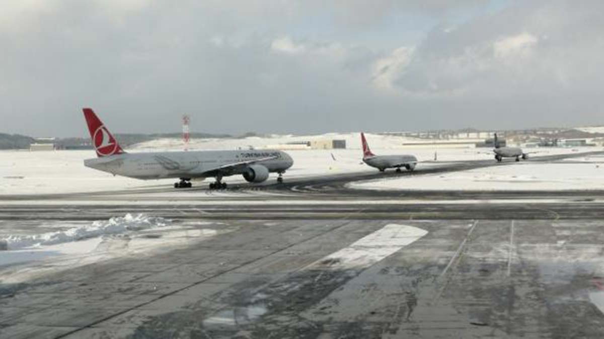 Tüm uçuşlar saat 00.00'a kadar durdurdu