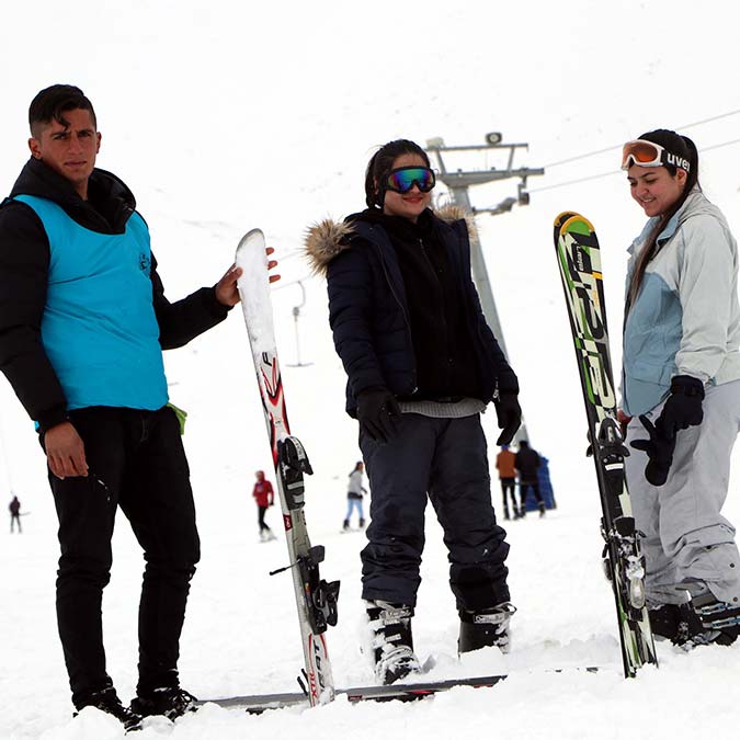 Van'ın Gevaş ilçesinde, 3 yıldır yeterli kar kalınlığına ulaşılamadığı için açılamayan Abalı Kayak Merkezi'nde son yağışlarla 15 santim olmasıyla sezon başladı.