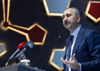 Adalet Bakanı istifa etti