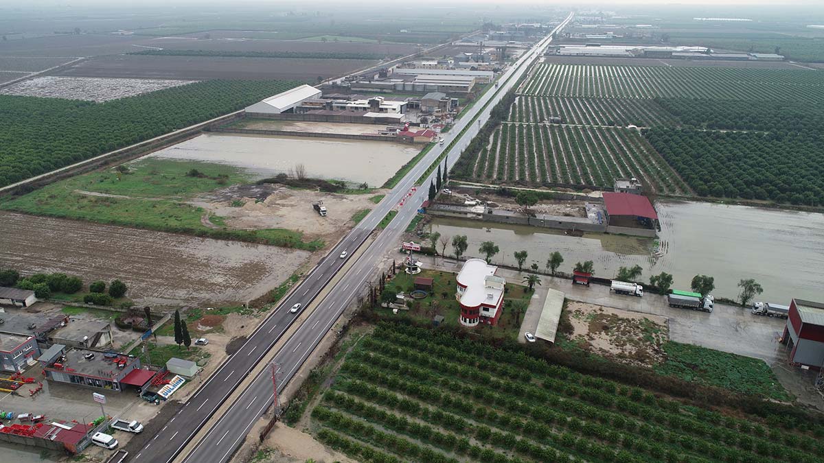 Adana'da sağanak; Araziler su altında kaldı
