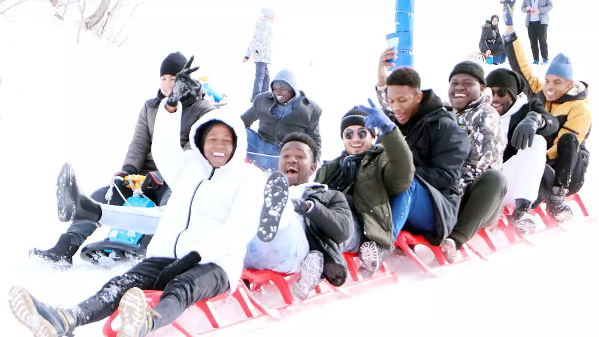 Afrikalı öğrenciler palandöken'de kar keyfi yaptı