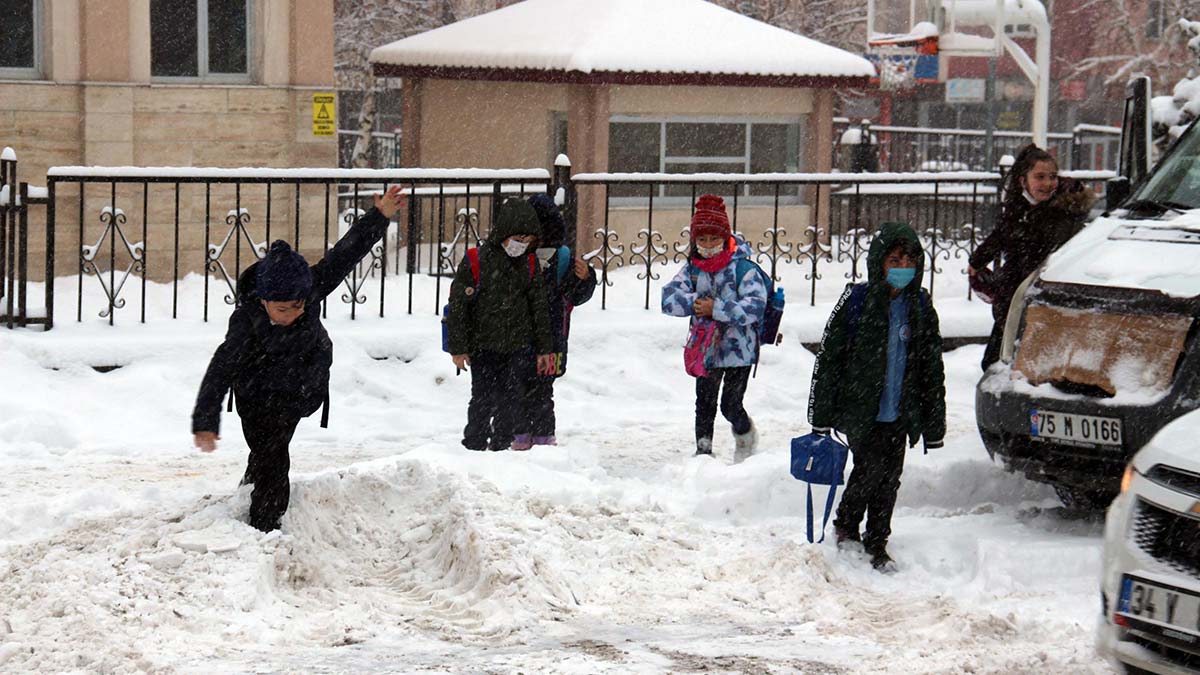 Ağrı ve Ardahan'da okullarda eğitime ara verildi