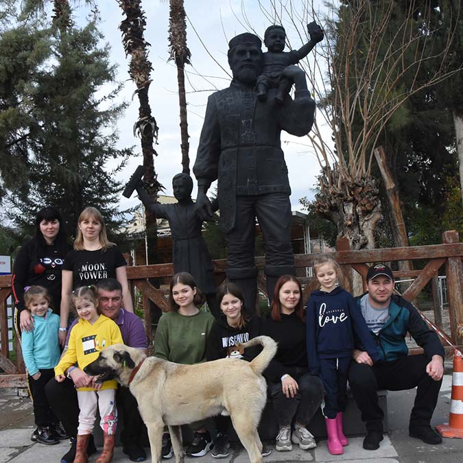 Antalya'nın Demre ilçesindeki Noel Baba Meydanı'nda 2017 yılında yenileme çalışmaları sırasında bir depoya kaldırılan Akdenizli Noel Baba heykeli 5 yıl sonra yeniden yerine yerleştirildi.