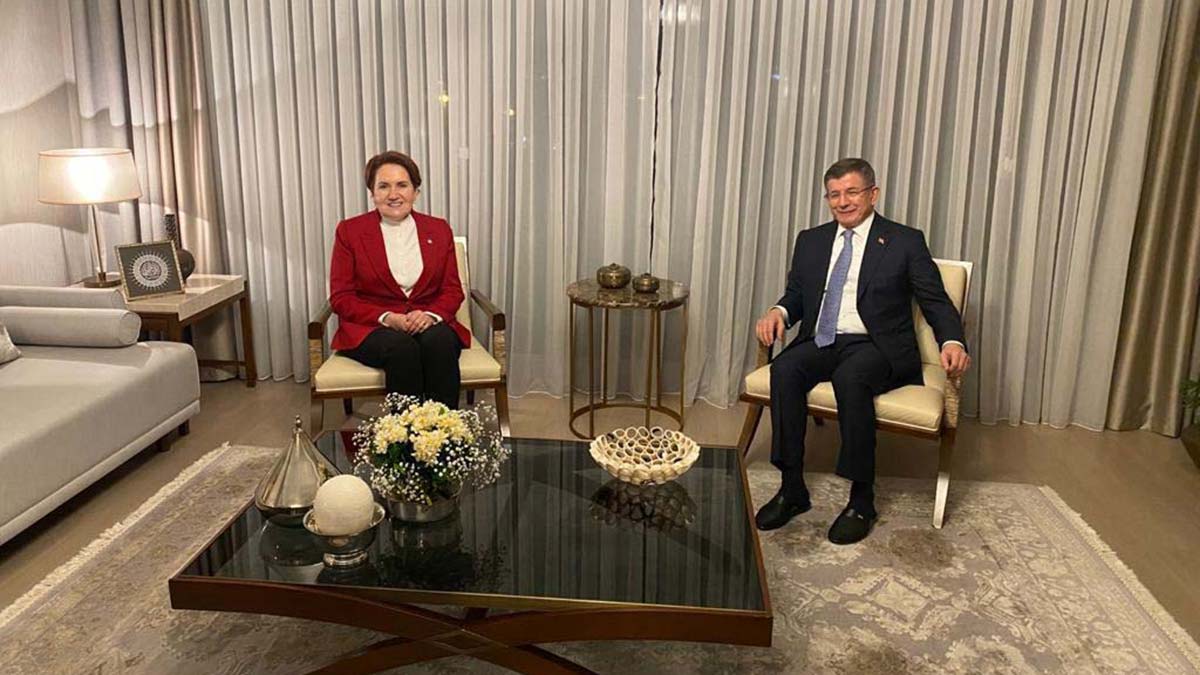 Akşener Davutoğlu'nu evinde ziyaret etti