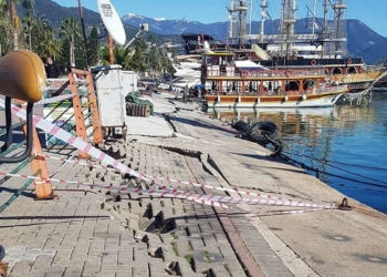 Alanya eski rıhtımında göçmeler yaşanıyor