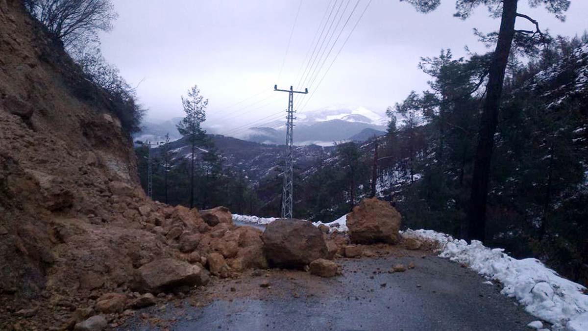 Antalya'da toprak kayması