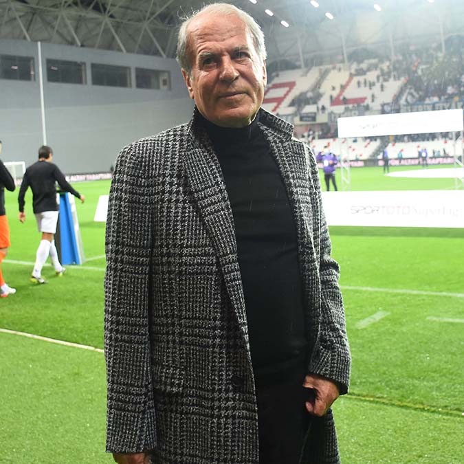 Altay'da Başkan Özgür Ekmekçioğlu ile yaptığı görüşme sonrası teknik direktörlük görevini bıraktığını, açıklayan Mustafa Denizli kulüpten buruk ayrıldı.