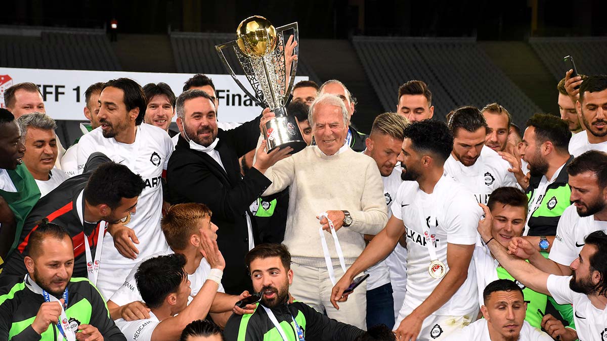 Mustafa Denizli kulüpten buruk ayrıldı