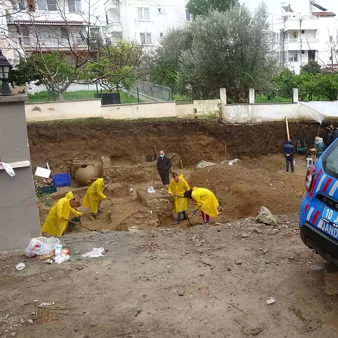 Temel kazısında roma dönemine ait mezarlar bulundu