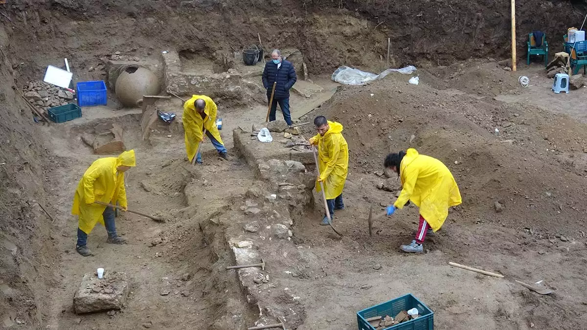 Temel kazısında roma dönemine ait mezarlar bulundu