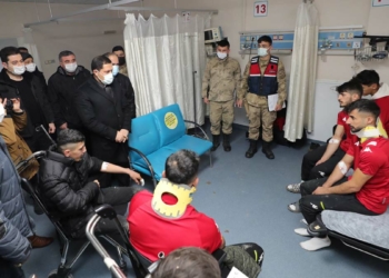 Amasya'a güreşçileri taşıyan midibüs devrildi