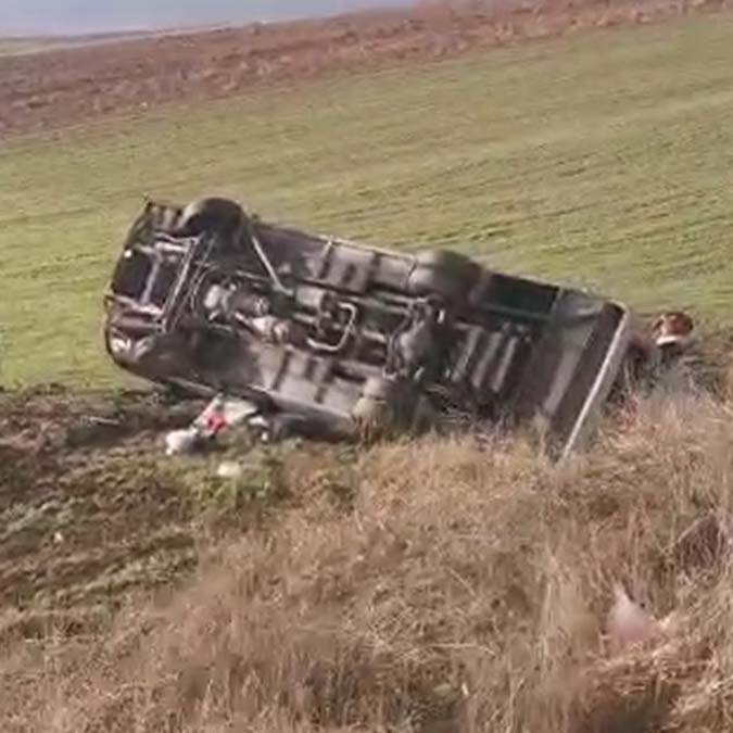 Amasya'a güreşçileri taşıyan midibüs devrildi