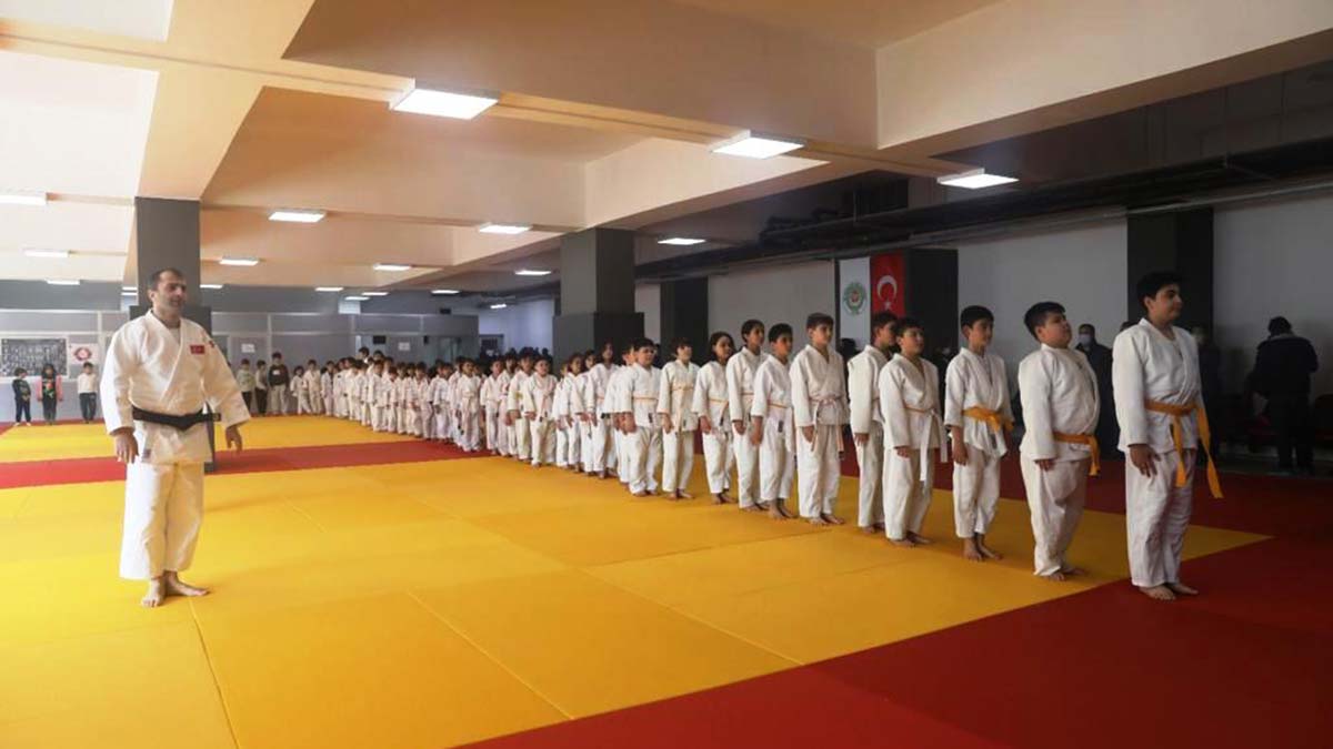 Devlet Bahçeli Tesisleri Judo Eğitim Merkezinde, geleceğin şampiyon judocuları eğitmenler gözetiminde çalışmalarını sürdürüyor.