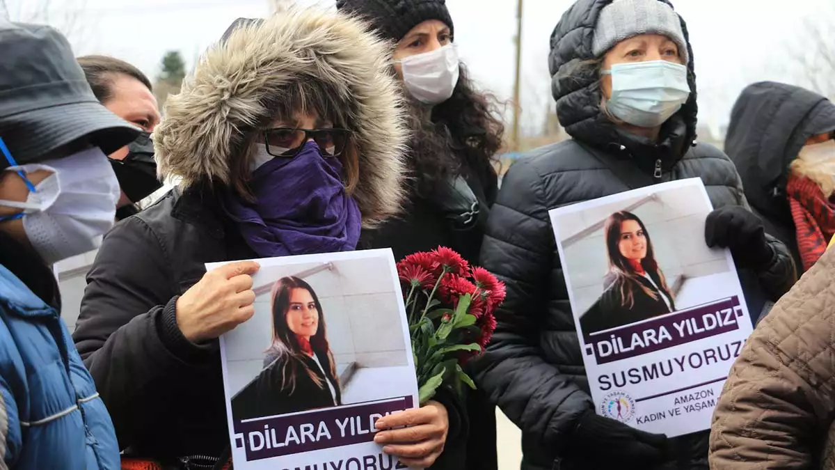 İstanbul tuzla'da eski nişanlısı oktay dönmez tarafından tabancayla vurularak öldürülen avukat dilara yıldız son yolculuğuna uğurlandı.