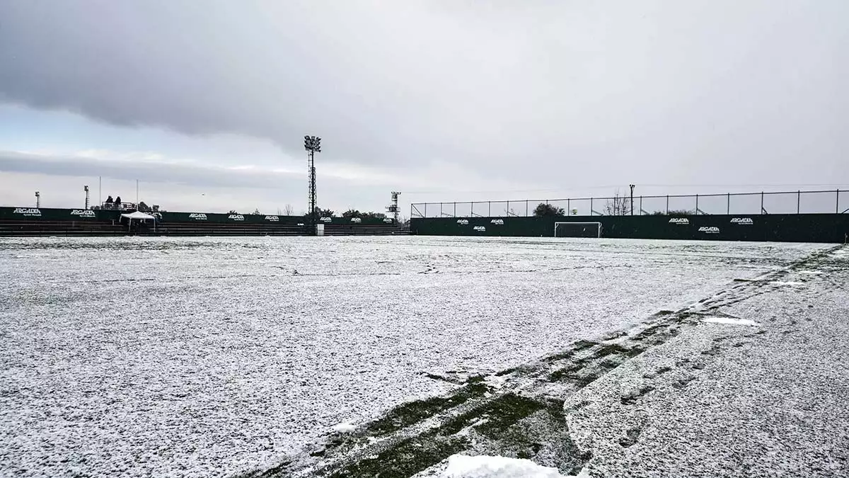 Antalya'ya 29 yıl sonra yağan kar, ikinci günde de serik ve manavgat ilçelerinde etkili oldu. Serik'teki golf ve futbol sahaları, bembeyaz oldu.