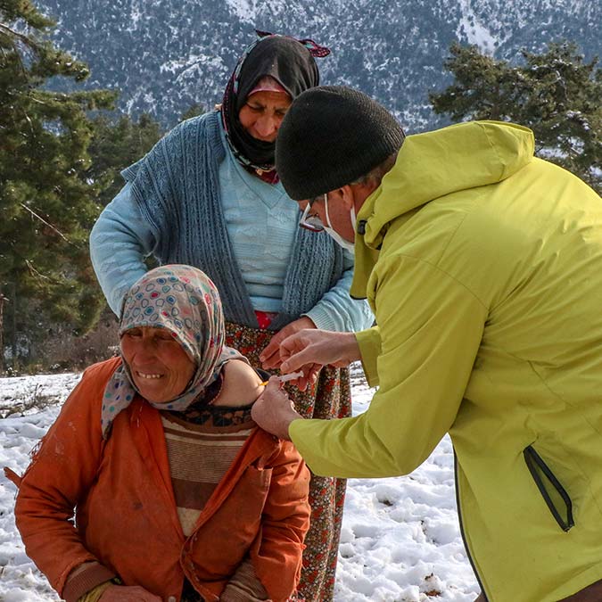 Antalya'nın karla kaplı yaylalarında çobanlara aşı