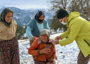 Antalya'nın karla kaplı yaylalarında çobanlara aşı