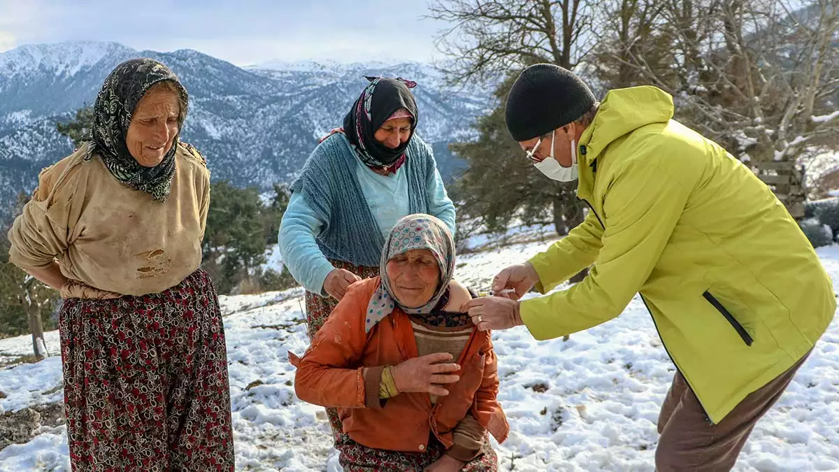 Antalya'nın karla kaplı yaylalarında çobanlara aşı