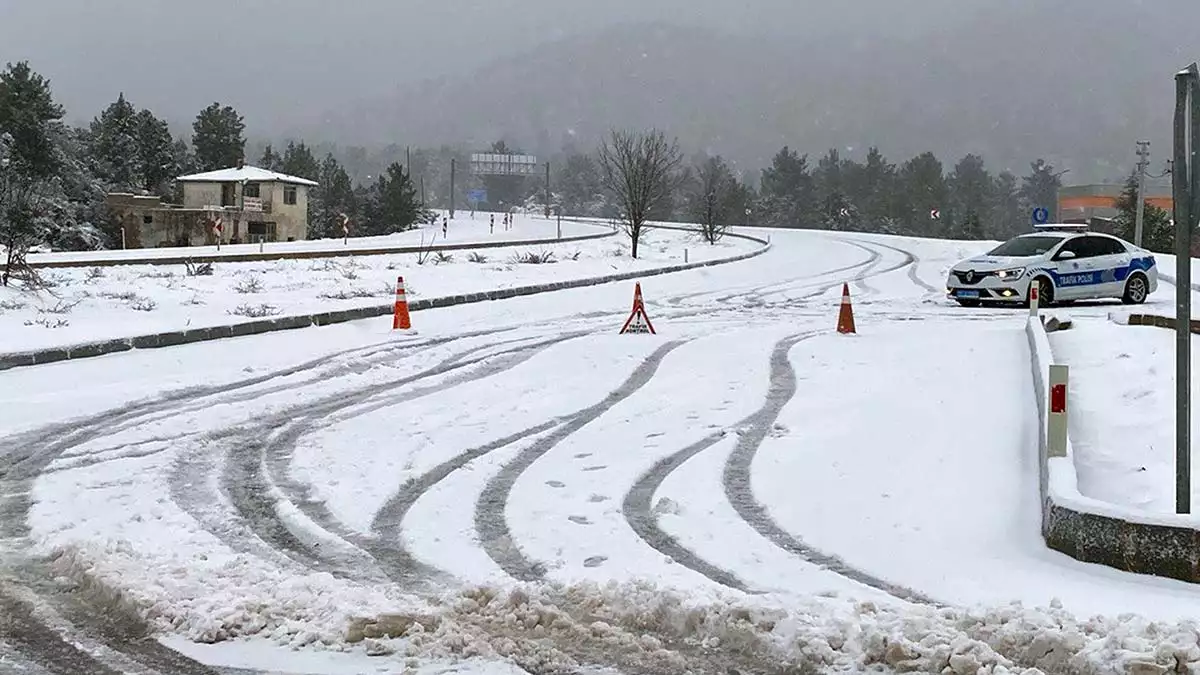 Antalya'yı konya'ya bağlayan yol saatlerdir kapalı