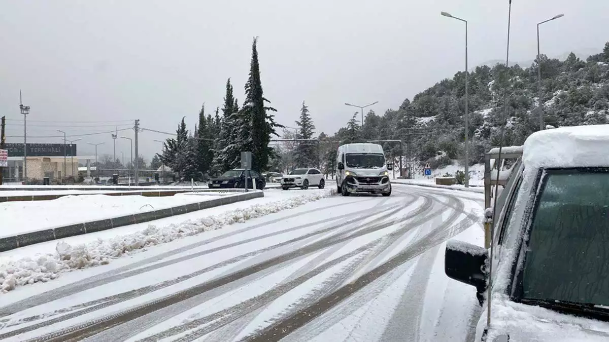Antalya'yı konya'ya bağlayan yol saatlerdir kapalı