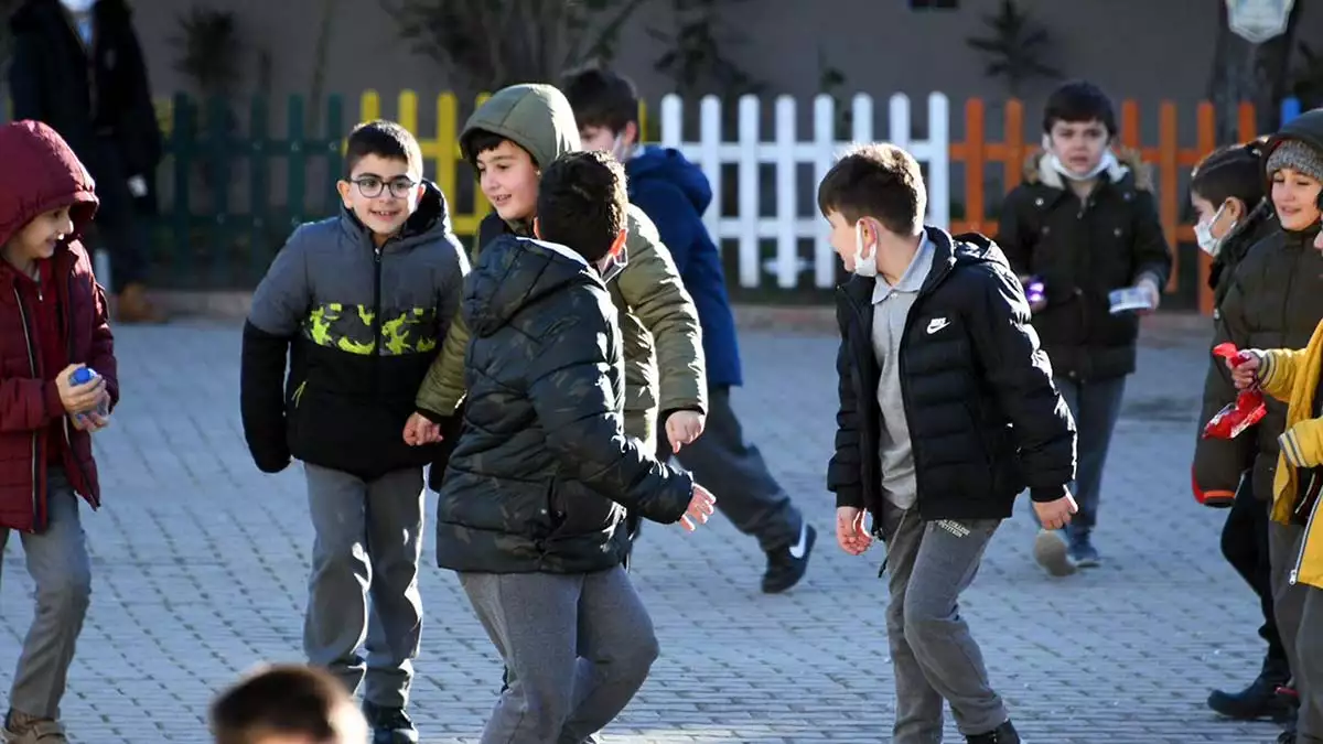 Doç. Dr. Mustafa doğan, "'ben covid miyim grip miyim? '.  vatandaşların büyük çoğunluğu bunu grip lehine olarak yorumlayıp hastalığın daha hızlı yayılmasına da sebebiyet verebilmekte" dedi.